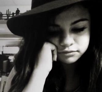— Ajunsă într-un loc în care puteau să aibe intimitatea necesară pentru o astfel de discu-; ție, Reina îi eliberează încheietura lui William din propria ei strânsoare. „Scrie proastă pe mintea mea cumva, William?” Își arcuiește o sprânceană și-și ridică brațele la nivelul pieptului printr-o
