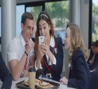 ― în sus, analizând imaginea care apărea pe ecran cu cei doi. "Ia vino în partea cealaltă,; că nu e unghiul meu bun.&quot;
