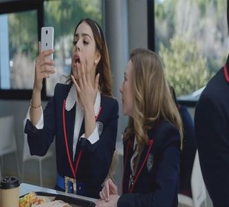 ― În urma boomerang-ului făcut, decide să scrie pe poză 'mon amour', dându-i apoi tag; acestuia. &quot;Perfect!&quot; exclamă aceasta, închizând apoi telefonul. &quot;Noi doi facem o echipă extraordinară, blondinule.&quot;
