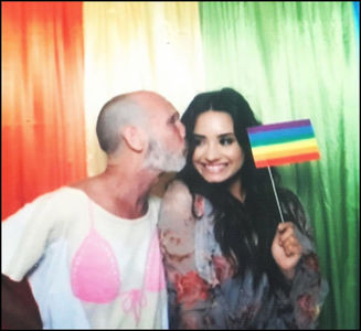 ― Ridic ambele sprâncene cu o doză de curiozitate stârnită în urma afirmației sale, „Da? Ia; zi-mi, ce consumi tu... ?”, o sprânceană mi se arcuiește analitic, deși, la bază, în colțul gurii se reîntâlnea amurgul unei umbre de zâmbet, căci voiam doar să mă joc cu acesta așa cum
