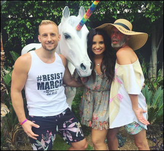 ― decide el a dezvolta un element ludic al discuției. Reușesc să mă-ntind ceva mai mult dintr-un; umăr, pentru a-mi presa buzele de ale sale cu tenta unui sărut, ca apoi, zâmbetul să-mi crească ceva mai mult, sfârșind a-mi mușca buza inferioară, „Cred că...”, murmur, „Putem pleca!”
