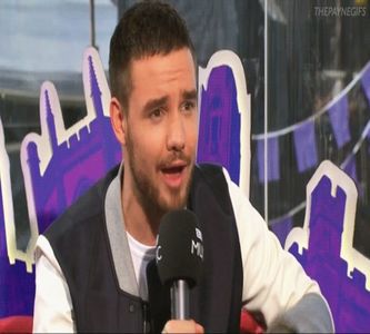 ― Cea mai clieșică și probabil penibilă replică pe care avea să-i părăsească vreodată; buzele se face auzită doar în câteva momente. „Iubire, draga mea! Și din asta cumpăr doar la kilogram, nu mă încurc eu cu gramele.” Dacă ar fi fost în locul lui Devonne, cel mai probabil și-ar
