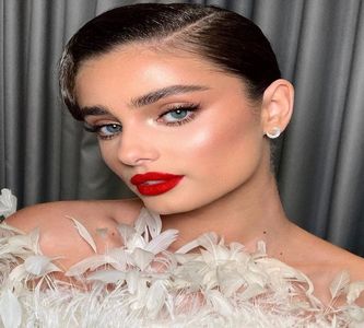 ―  O încruntare se așterne peste neteda-i frunte, dar nu i-o adresează direct acestuia fiindcă; nu dispunea de curajul necesar încât să-l privească. „Poate pentru că nu sunt oamenii potriviți, ce zici de asta?” Încearcă să pară nonșalantă în momentul în care ridică scurt din umeri, dar
