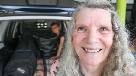 - Ieșise în fața porții să mai vadă pe vreun vecin pe stradă să l cheme că barbati su era plecat,; dar îl vede pe nepoti su cu una lipiți de copac și își micșorează ochii să vadă mai bine. DAMIANE, TU EȘTI MĂMICĂ??? ȚI-AI ADUS ȘI FEMEIA S-O CUNOSC??
