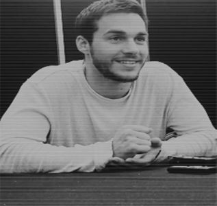━ Am găsit o la metrou, cânta frumos la pian şi m a impresionat, am vrut s-o iau să-i schimb; viața...&quot; Se uită afectat la ea şi îi dă o şuviţă de păr dp ureche, o prezentase sub alt nume intenţionat altă dată să nu mai facă glume d-astea cu el, apoi intră cu ea în curte, cu sacoşele în m
