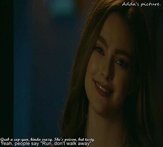 》#Emily tocmai folosea oglinda pentru a încerca să mai caute replica ascendentului, însă îi; urmărea de ceva vreme prin aceasta pe Nora și Mike. Auzind ce plan vor să pună la cale, începe să râdă, gândindu-se să le cânte în strună cu asta, pt. a câștiga simpatizanți.
