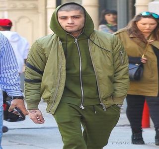 — Urmare chipul lui Josephine. Ochii lui produc o plimbare de pe cei ai acesteia, pe buze,; pe parcurs ce şatena îşi enunţă gândurile, însă chiar şi aşa, nicio acţiune provenită din partea ei nu mai reuşea a-i trezi interesul. Într-adevăr, clipa în care aceasta îi prinde încheietura, devine
