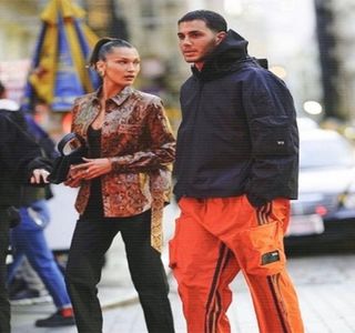 —  Interiorul propriei guri, astfel încât să producă un fluierat destul de accentuat, menit a le; atrage atenţia amândurora. Zis şi făcut, vocea şi-o face cunoscută odată cu fraza: „Haideţi, jegoşilor, să plecăm că deja mi-a amorţit fundul pe scaun şi abia m-am aşezat.”
