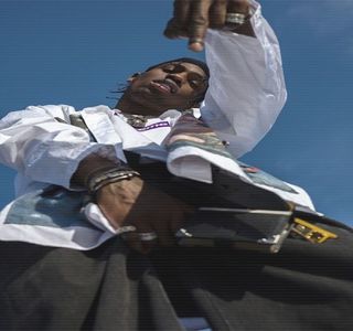 — Inconştienţa ei că în acele clipe se regăsea privită. Deşi pe alocuri aruncă şi scurte priviri; asupra drumului, oricum aproape gol, ţinând cont şi de ora dimineţii, eventual se refocusează asupra aceleiaşi prezenţe observate prin oglinda cu pricina, înainte ca privirea să-i zărească

