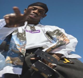 — Persoanele de pe cealaltă banchetă, cea din spate: Zayn şi iubita acestuia, Gigi; într-o; ipostază mult prea drăgăstoasă, afectuoasă şi poate chiar una ce, în alte circumstanţe i-ar fi trezit amuzamentul. „Yo, porumbeilor!” Rosteşte atenţionarea cu pricina, astfel încât vocea
