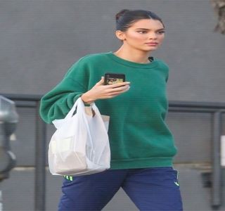 —  Neatent, zăbovind pe telefon lângă ea. Totuşi, ceea ce însă le atrage atenţia tuturor,; chiar şi lui Fai şi Roman care păreau pierduţi în propria bulă. Vorbele pe care amicul lor, Travis, cel aflat la volan, le rosteşte ulterior, de asemenea, le cauzează tuturor câteva chicoteli,
