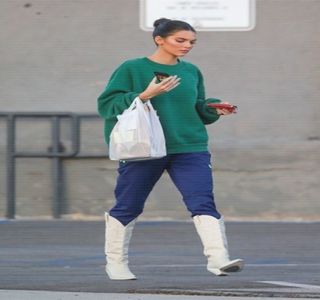 —  Aşadar referire la Zayn şi Gigi, dar şi la ea şi Fai, care, la rândul lor formau un cuplu.; „Sau..” adaugă între timp, lăsând câteva secunde să se scurgă cu intenţia de a-şi termina cugetările. „Cine ştie...poate până la sfârşitul excursiei pune vreunul dintre voi doi mâna pe
