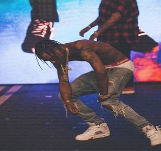 — Te-am pierdut pe drum?” În urma celei de-a doua întrebări, menită unei anumite persoane,; ochii lui urcă iarăşi spre oglinda retrovizoare, căutând-o astfel cu privirea pe individa cu care încerca în acele momente să poarte un dialog.
