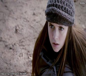ᵉᵐ》#Emily se privea în oglindă după ce se preschimbase în Thea. Se încruntă scurt, gândindu-se; încotro s-o apuce pentru a găsi replica ascendentului în acea lume. Deoarece se însera, se îmbracă mai bine și face să apară o lanternă. Inspiră și expiră adânc și iese din
