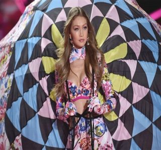 —  Cea a lui Travis, şi asta datorită adresării de care însăşi ea are parte în acea clipă, vorbele; acestuia cauzându-i eliberarea unui mic surâs. „Sunt aici.” îşi face, aşadar, simţită prezenţa prin remarca precedentă, urmată ulterior de o continuare: „Eram ochi şi urechi la voi,
