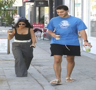 —  A-i capta brunetului atenţia, fiind un stimul ale cerinţei sale succinte. „Te rog eu, nu opreşti; şi tu la următoarea benzinărie? Nu de alta, dar cred că mai am puţin şi-mi dau drumu’ în maşina asta frumoasă.” prezentându-şi, deci, adevărata sa preocupare...mă rog, mai concret spus
