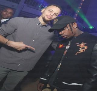 — Ce în mod normal ar fi fost rostită cu scopul creării amuzamentului, din nou, desigur, produce; un subtil apropo pe care, spera (măcar atât) că amicul său îl va pricepe. O ultimă privire are loc, aruncată din nou blondei, înainte de a şi-o plimba la o distanţă de câţiva mm, căci prin
