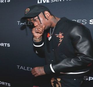 — Totuşi, vocea lui Fai îi captează atenţia de tip auditiv, ce, pe moment, cauzează şi un; automat răspuns, format din cuvintele „da sclavule”. Decide a nu-i oferi acestuia vreun soi de atenţie vizuală, relaxându-şi tot mai mult corpul la volan, din moment ce cotul braţului stâng
