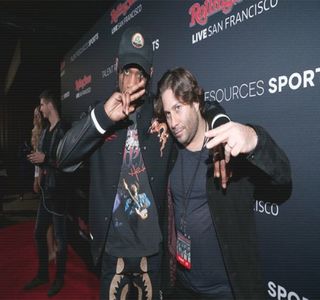 — Şi-l rezemă de portieră, degetele palmei cu pricina fiindu-i lipite de zona gurii, în timp ce; volanul rămâne controlat de o singură palmă, din moment ce schimbarea vitezelor nu era o necesitate în acele momente. Informaţia primită ulterior, îi cauzează arcuirea sprâncenelor şi
