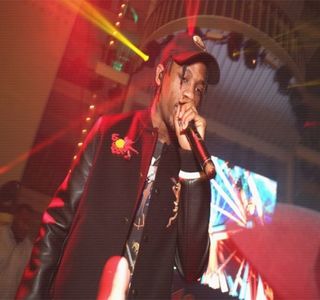 — Imediata reacţie vocală: „Te masturbezi în maşina mea, aurolacule?” căci el unul ajunge; să catalogheze replica lui Fai drept una sexuală, chiar prin atenţionarea: „îmi dau drumul” chiar dacă, mai mult decât sigur, brunetul producea o cu totul altă aluzie. Amuzat de cele
