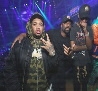 — Presupuse de sine, palma şi-o coboară, etalându-şi astfel un rânjet ştrengar, ochii; urcându-i preţ de câteva secunde spre oglinda retrovizoare, privindu-şi astfel amicul. În urma unei inspirări adânci a aerului şi îndreptarea spatelui chiar după ce-şi ajustează poziţia pe
