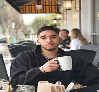 — Ţinând cont de faptul că în momentele precedente se potolise totuşi, urmând deci a recurge; la adoptarea unei poziţii standard pe scaun, îşi revendică totuşi telefonul de pe bord înainte de a-şi ridica picioarele, astfel încât tălpile să şi le rezeme de suprafaţa torpedoului,
