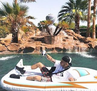 — Auditivă era oferită conversaţiei propusă de cei doi amici ai săi. Surprinzând fiecare subtitlitat; a replicilor lui Travis, îmbinate cu cele ale lui Fai, un râset îi părăseşte buzele chiar după ce acestea provoacă un pufnet, fără a se obosi însă a-i privi pe cei doi indivizi. Câteva secunde
