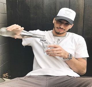 — Mai târziu, întrebarea lui Travis are drept prim răspuns chiar replica lui. Astfel, în timp ce cu; ajutorul degetelor unei palme îşi scarpină zona bărbiei, mai bine spus barba acum crescută, privirea şi-o ridică din ecranul telefonului, aruncând-o astfel asupra individului din stânga sa.
