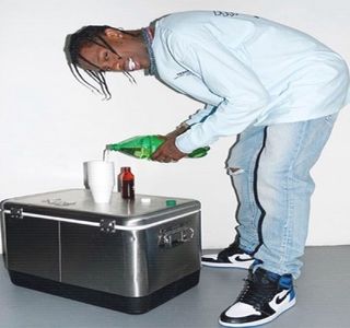 — O rapidă semnalizare, furgoneta este deci direcţionată pe prima bandă, care, câtuşi de; curând avea s-o poarte spre o ieşire, reprezentată de fapt de un peco. Vocea imediat răsunătoare a lui Kendall duce la înălţarea privirii, sesizându-i acesteia chipul prin intermediul
