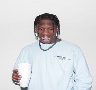 — Oglinzii retrovizoare, urmând ca sfârşitul ideii cu pricina să-l amuze, lucru demonstrat prin; rânjetul curbat pe propriile-i buze. „Dacă tu zici, Billie Eilish.” Abia în respectiva clipă un adevărat râset îi scapă, moment în care, din nou, recurge la semnalizare căci, după alţi câţiva metri
