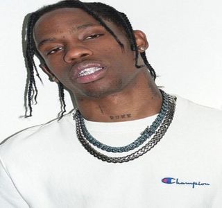 — Consistenţi, peco-ul se iveşte, clipă în care, câtuşi de curând trage destul de lent spre; partea dreaptă de volan, pătrunzând astfel în spaţiul predestinat acelei opriri. Ţinând cont de faptul că plinul furgonetei fusese făcut înainte de plecare, chiar de către el, o direcţionează
