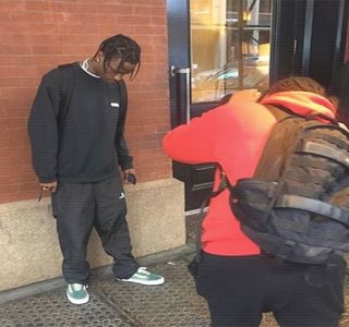 — Să se gândească şi la el şi eventual să achiziţioneze ceva şi pentru acesta, nu? Sau..; măcar un gând bun ar fi mers. Câtuşi de curând însă, ajunge la constatarea faptului că o singură persoană se afla încă în furgonetă, pe punctul de a părăsi interiorul acesteia, persoană pe
