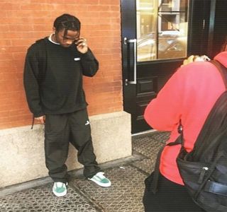 — Se curbează sub forma unui mic rânjet. „De tine, dacă se poate.” Cuvintele cu pricina devin; din start răspunsul curiozităţii ei, debordând de lejeritate prin pronunţarea acestora. În schimb, ochii i-i ţinteşte preţ de alte clipe prin propria-i privire, până ce încheietura i-o eliberează.
