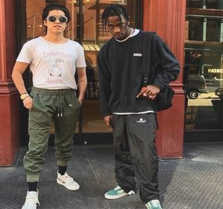 — După o pauză de doar câteva secunde, în care liniştea se revarsă asupra lor, iar timpul; şi-l petrece de fapt analizându-i în detaliu chipul, buzele i se modelează eventual sub forma următoarei curiozităţi: „Eşti în regulă, Skriver?”
