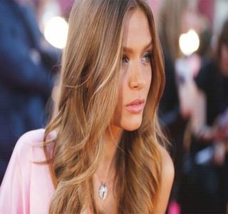 — Tăcerea prezentă anterior ajunge spulberată chiar la iniţiativa ei, încă din momentul în; care vorbele îi preiau o tonalitate lentă, ba chiar promiţătoare; distanţa redusă pe parcursul sărutul rămâsese aceeaşi, chiar şi în urma gestului său precedent, astfel că printr-o mişcare
