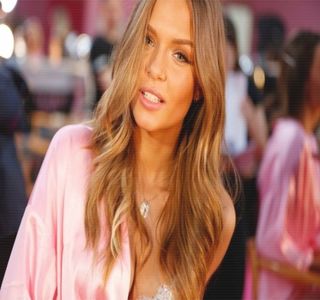 — Scurtă a capului, şuviţele lungi şi şatene îi revin pe o singură parte a capului, în secundele; ce urmează având să îşi completeze ideea începută: „Vrei să fii colegul meu de cameră? eu am rămas pe dinafară..” adoptând o expresie facială ce denotă dezamăgire, buza
