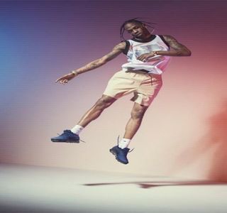 — Anume inexistența vreunui pachet de țigări propriu. “Mă întorc.” Din senin se ocupă deci; de deschiderea propriei portiere și, imediat ce părăsește locul propriu printr-un avânt rapid, se oprește-n loc câteva clipe, profitând astfel de portiera încă trasă din spate. “Cheile-s în contact,
