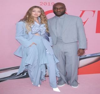 — Observând faptul că aceasta adoptă o poziţie prilenică întreţinerii unei conversaţii, decide; astfel să elibereze obiectul din mâinile sale, ce până acele clipe îi oferise câteva clipe de divertisment; chiar telefonul. Astfel, curioasă o priveşte pe Josephine, starea demonstrându-şi-o
