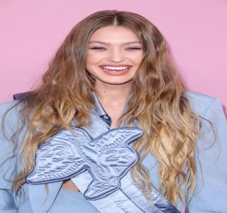 —  Natural, până ce, decide să contribuie şi ea asupra componenţei dialogului dorit. „Scuze; acceptate.” De îndată ce constată acele vorbe, strâmbă totodată jucăuş de nas. „De fapt, dacă stau bine să mă gândesc acum.. cred că ar trebui să-mi cer şi eu scuze.” În ciuda faptului
