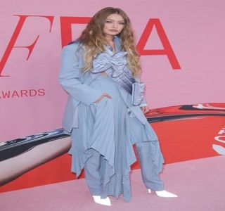 —  Că ulterior umerii şi-i înalţă iar expresia facială i se relaxează, adaugă: „Ştiu că probabil; n-am fost chiar atât de vocală, dar am ajuns şi eu să te judec în toată perioada asta până să aflu din partea lui Zayn ceea ce s-a petrecut de fapt.” Între timp, aruncă o fugitivă privire
