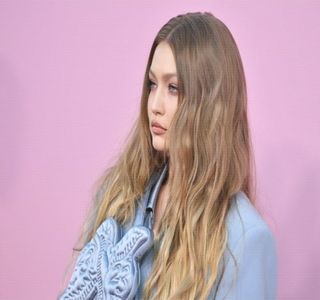 —  Spre geamul din lateralul său, înainte de a-i fixa privirea lui Josephine, din nou. „Nu ştiu; dacă ai reuşit să vorbeşti cu Zayn de atunci, de când nunta a avut loc, dar să ştii că şi el regretă majoritatea lucrurilor pe care le-a făcut. Şi.. tind să-l cred.”
