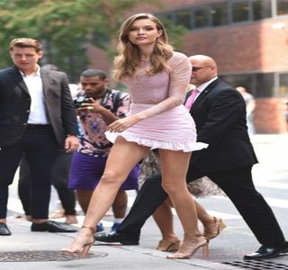 — „Nu-ţi face griji în privinţa asta, în caz că mai aveai vreo îndoială. Am ieşit din joc.” o; informează astfel în cel mai direct mod cu putinţă, sfârşind a schiţa un zâmbet natural, înainte ca privirea să şi-o focuseze asupra geamului din lateral, cel prin itnermediul căruia observă
