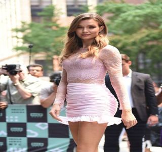 — Apariţia amicilor săi, Kendall şi Fai, urmaţi de Roman şi Zayn, ce se îndreptau cu paşi; lenţi în direcţia respectivă.
