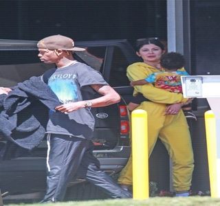 — În pofida deplasării sale, în cele din urmă se opreşte, ocupând deci un loc pe un şezlong; confecţionat din lemn, liber, pe care se aflau doar câteva frunze. Pe când ţigara şi-o depărtează dintre buze pentru a-şi goli gura de fumul înecăcios, picioarele şi le ridică, profitând astfel
