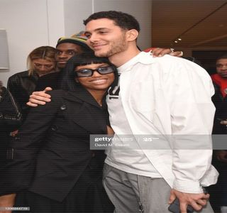 —  Vocală nu întârzie să apară din partea lui, moment urmat de focusarea privirii în direcţia; brunetului ce îi era alături, anume Travis. „Locul ăsta e prea marfa!” exclamă, ulterior, ochii urcând asupra construcţiei locuinţei în sine, oprindu-se apoi în loc, în timp ce palmele îi
