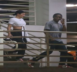 — Zona capului, chiar sub ceafă; cel opus întinzându-şi-l până ce reuşeşte printr-o mişcare; să-şi stingă ţigara de suprafaţa cimentului, eliberând obiectul vicios, din care consumase trei sferturi pe jos, fără păsare. Ulterior însă, privirea îi urcă până ce, din nou, îi fixează
