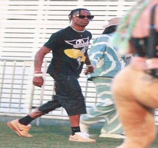 — Ceva rahat de genul.” Prin urmare a replicii, produce un avânt al corpului până ce ajunge; în şezut pe suprafaţa dură a şezlongului, ulterior chiar având să se ridice în picioare, perioadă în care îşi întinde corpul prin braţe, ca după arcuirea coatelor şi tragerea antebraţelor spre
