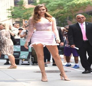 — Mână de ajutor, reuşiseră să pregătească totul într-un timp util, fapt pentru care paşii o; conduc din nou în bucătărie, în dorinţa de a revendica ultimele obiecte necesare, anume cele două coşuleţe cu pâine feliată, timp în care, ceilalţi trei îşi ocupaseră deja locurile la masă.
