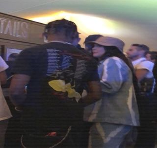 — La scurt timp după ce ajunge a lua urma amicului său, respectiv direcția cabanei,; zărește câtuși de curând amplasamentul din centrul terasei, reprezentat de acea masă, sesizată anterior, care de această dată se regăsea ocupată de preparate diverse. Bineînțeles că în drumul său spre
