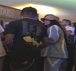 — Interiorul locuinței acompaniat de Fai, aruncă o privire spre zona laterală lor, observându-și; amicii strânși într-o conversație fără sfârșit, gata de a da startul devorării mâncării ce părea mai mult decât apetisantă; dar totuși, nu produce vreun stop în drumul său căci pașii reușesc a-i purta
